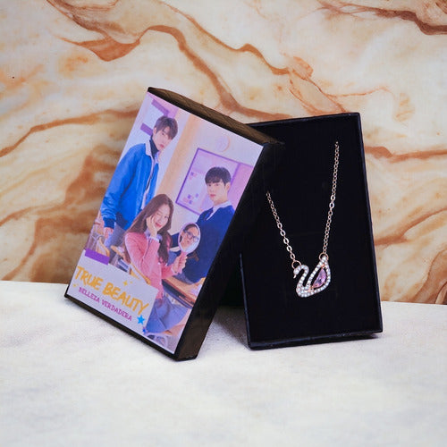 Collar Cisne Rosa True Beauty Kdrama Lee Su-ho Cha Eun Woo